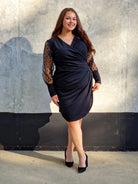 Sukienka z efektownym drapowaniem i eleganckimi rękawami Stylowa XL