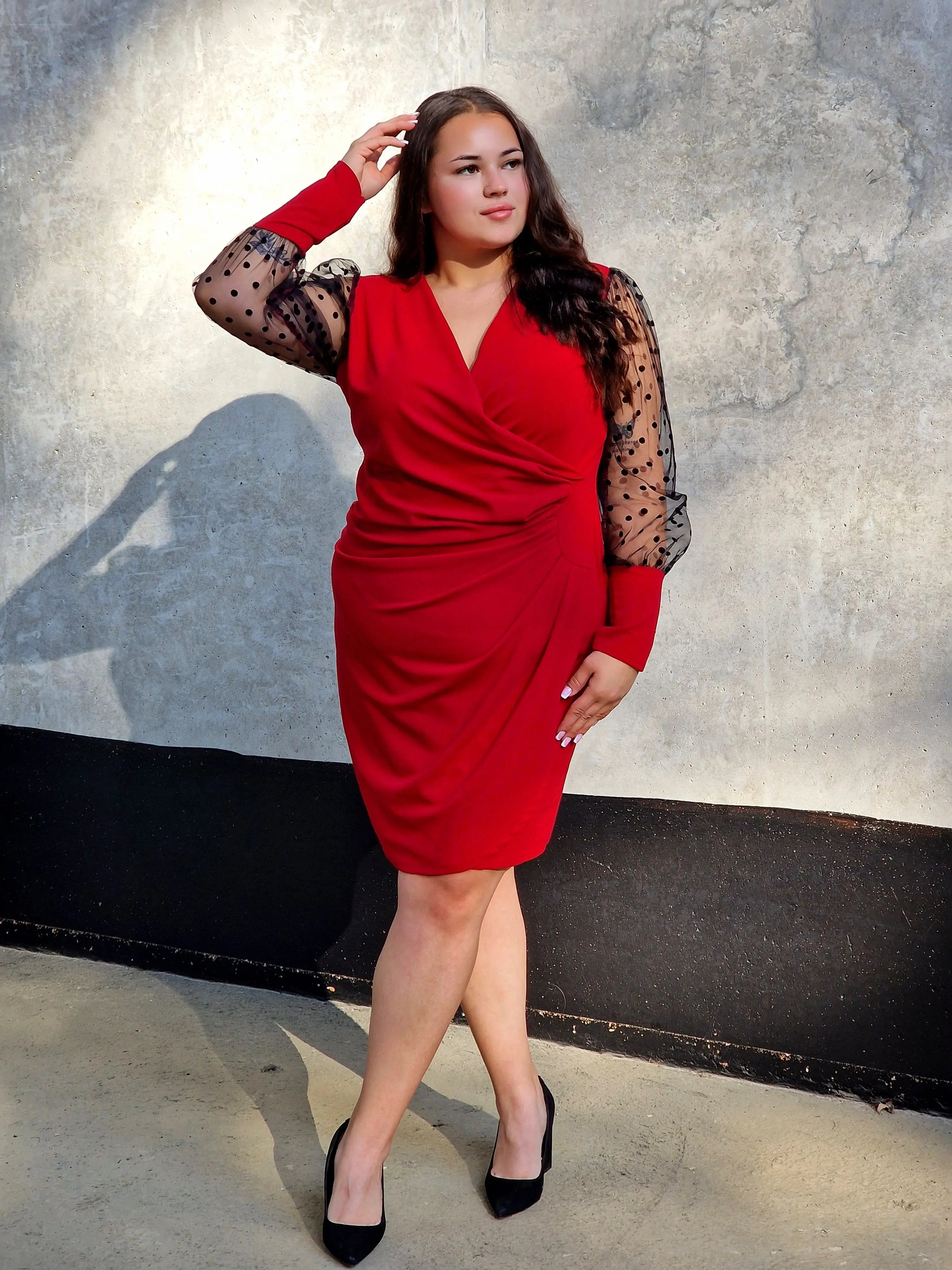 Sukienka z efektownym drapowaniem i eleganckimi rękawami Stylowa XL