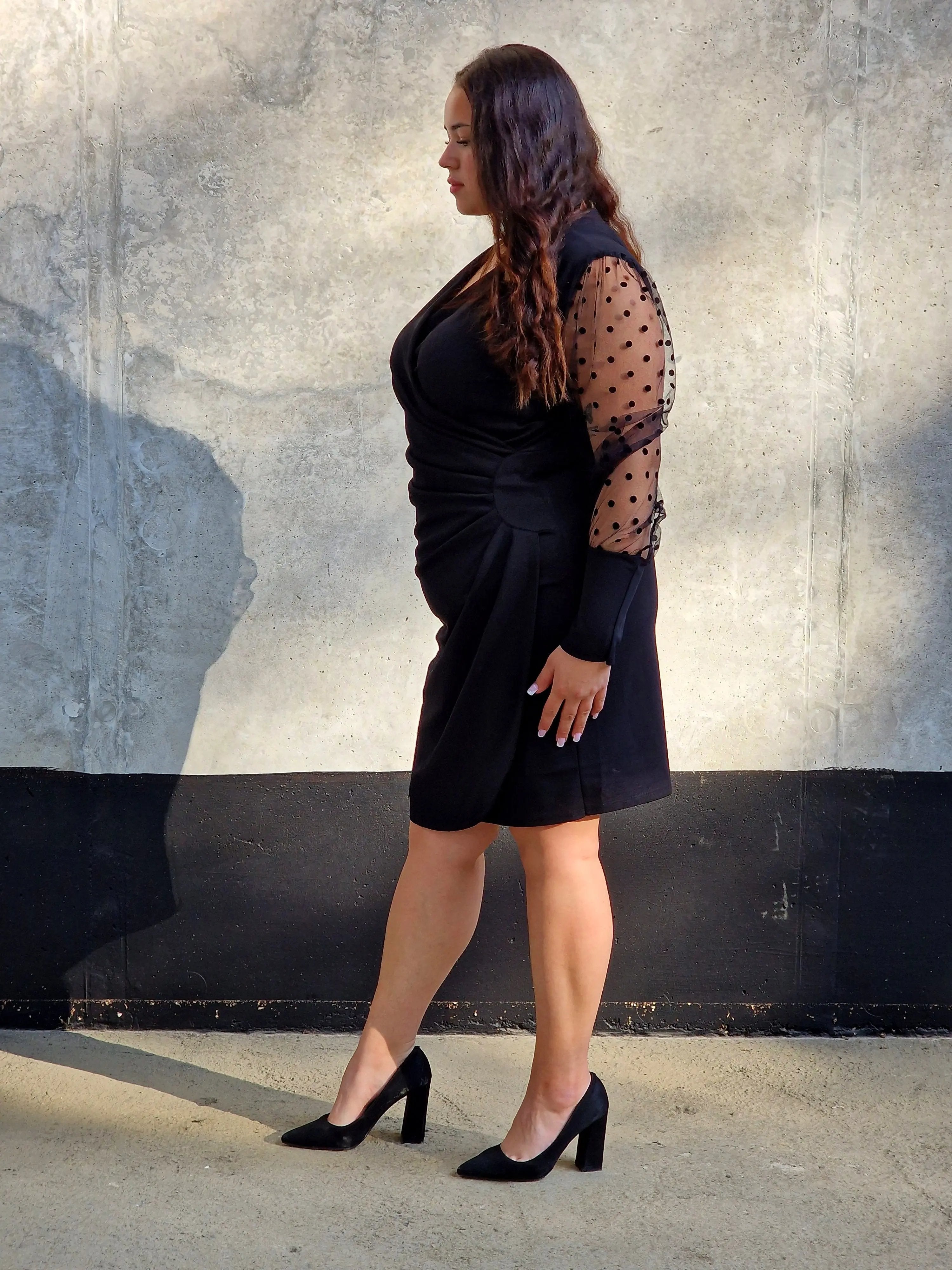 Sukienka z efektownym drapowaniem i eleganckimi rękawami Stylowa XL