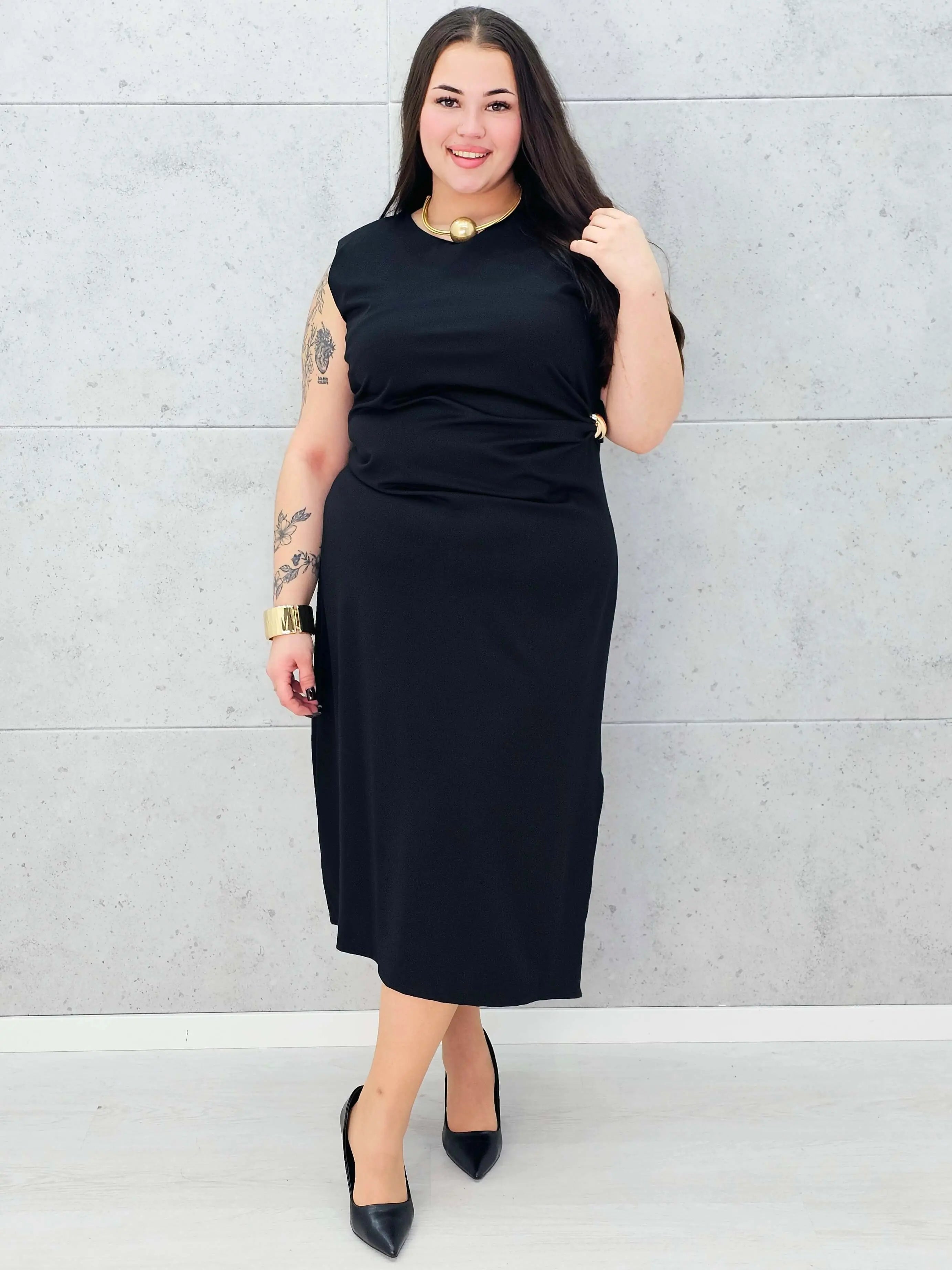 Sukienka z eleganckim marszczeniem i złotą ozdobą Stylowa XL