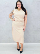 Sukienka z eleganckim marszczeniem i złotą ozdobą Stylowa XL