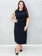 Sukienka z eleganckim marszczeniem i złotą ozdobą Stylowa XL