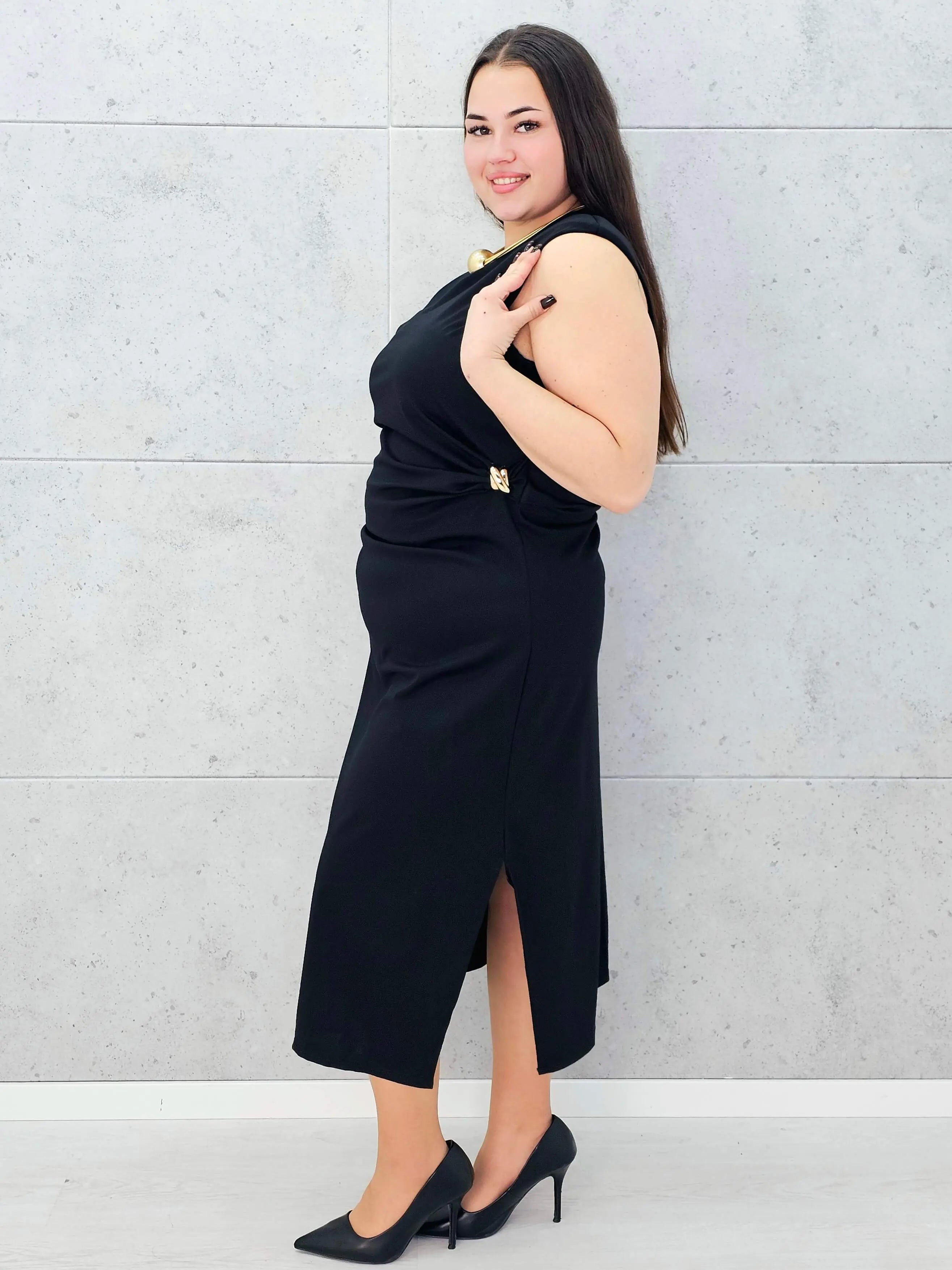 Sukienka z eleganckim marszczeniem i złotą ozdobą Stylowa XL