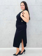 Sukienka z eleganckim marszczeniem i złotą ozdobą Stylowa XL