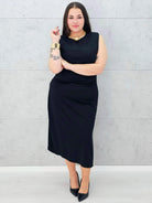 Sukienka z eleganckim marszczeniem i złotą ozdobą Stylowa XL