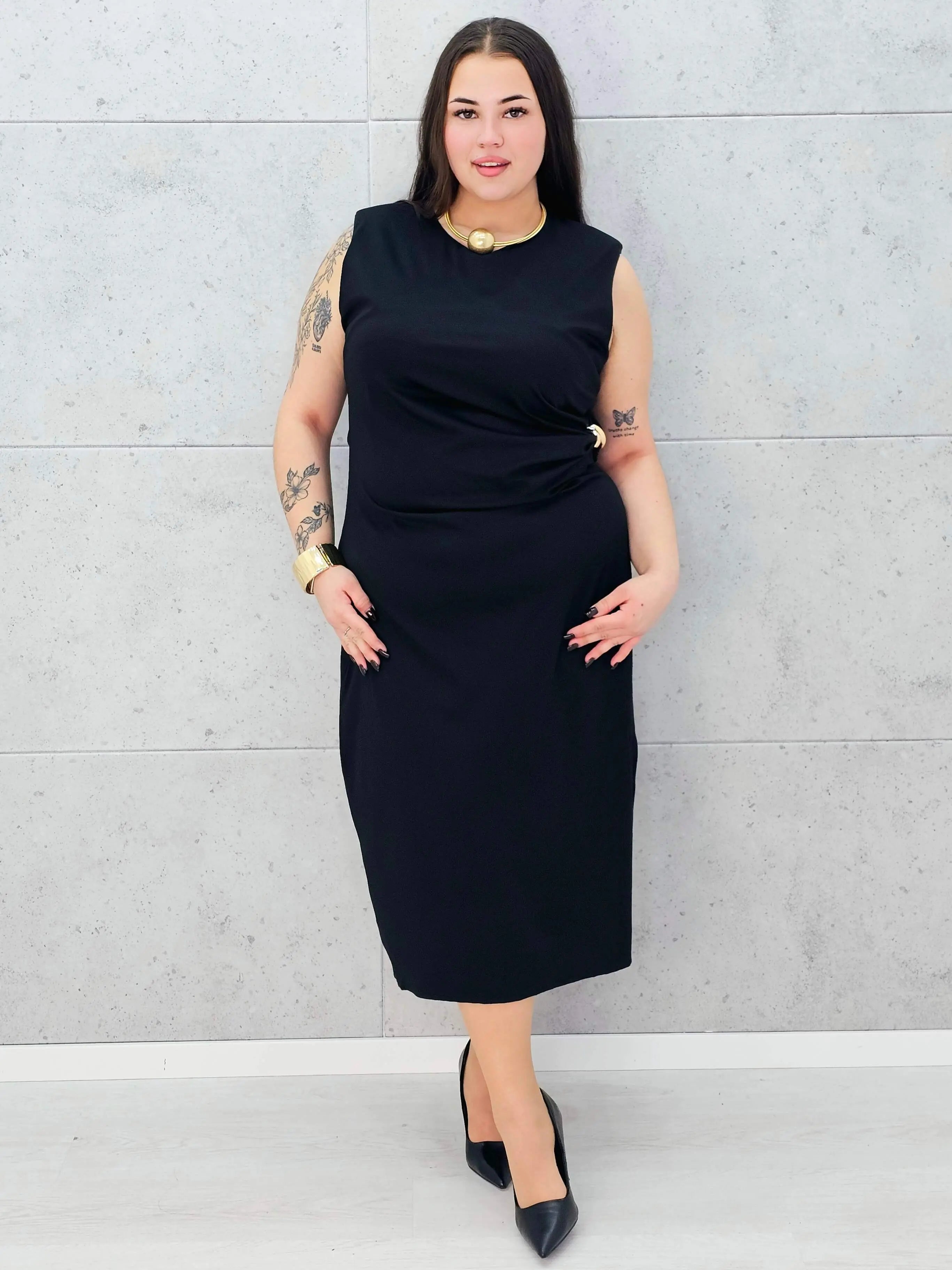 Sukienka z eleganckim marszczeniem i złotą ozdobą Stylowa XL