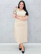 Sukienka z eleganckim marszczeniem i złotą ozdobą Stylowa XL