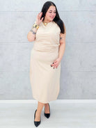 Sukienka z eleganckim marszczeniem i złotą ozdobą Stylowa XL