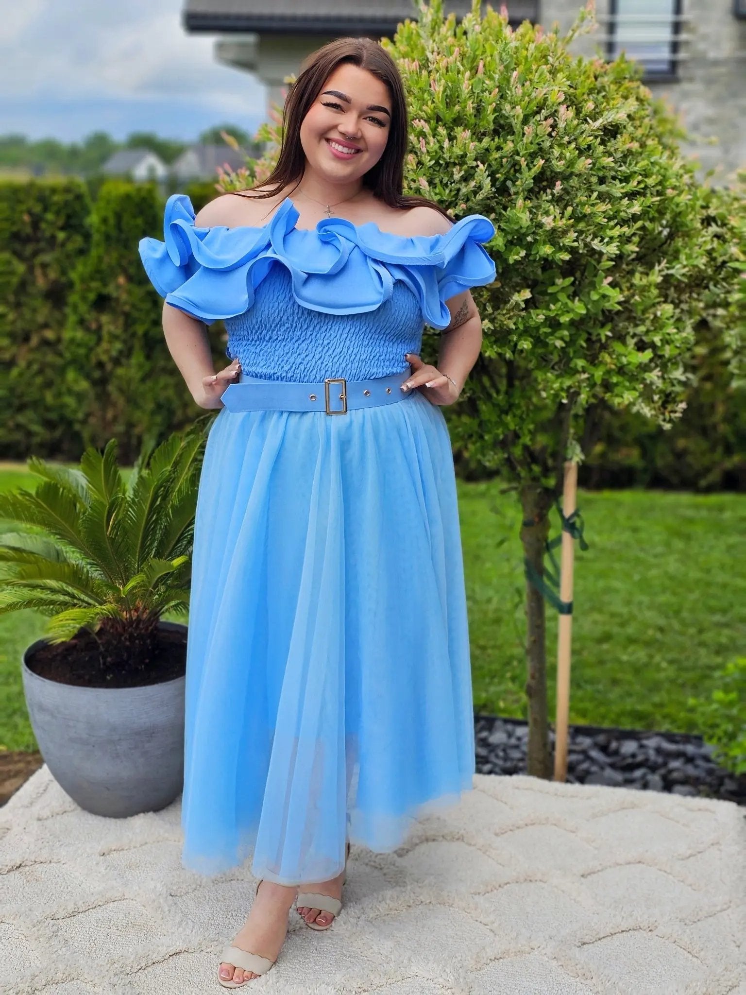 Sukienka z falbanami i tiulem – lekkość i kobiecy szyk Stylowa XL