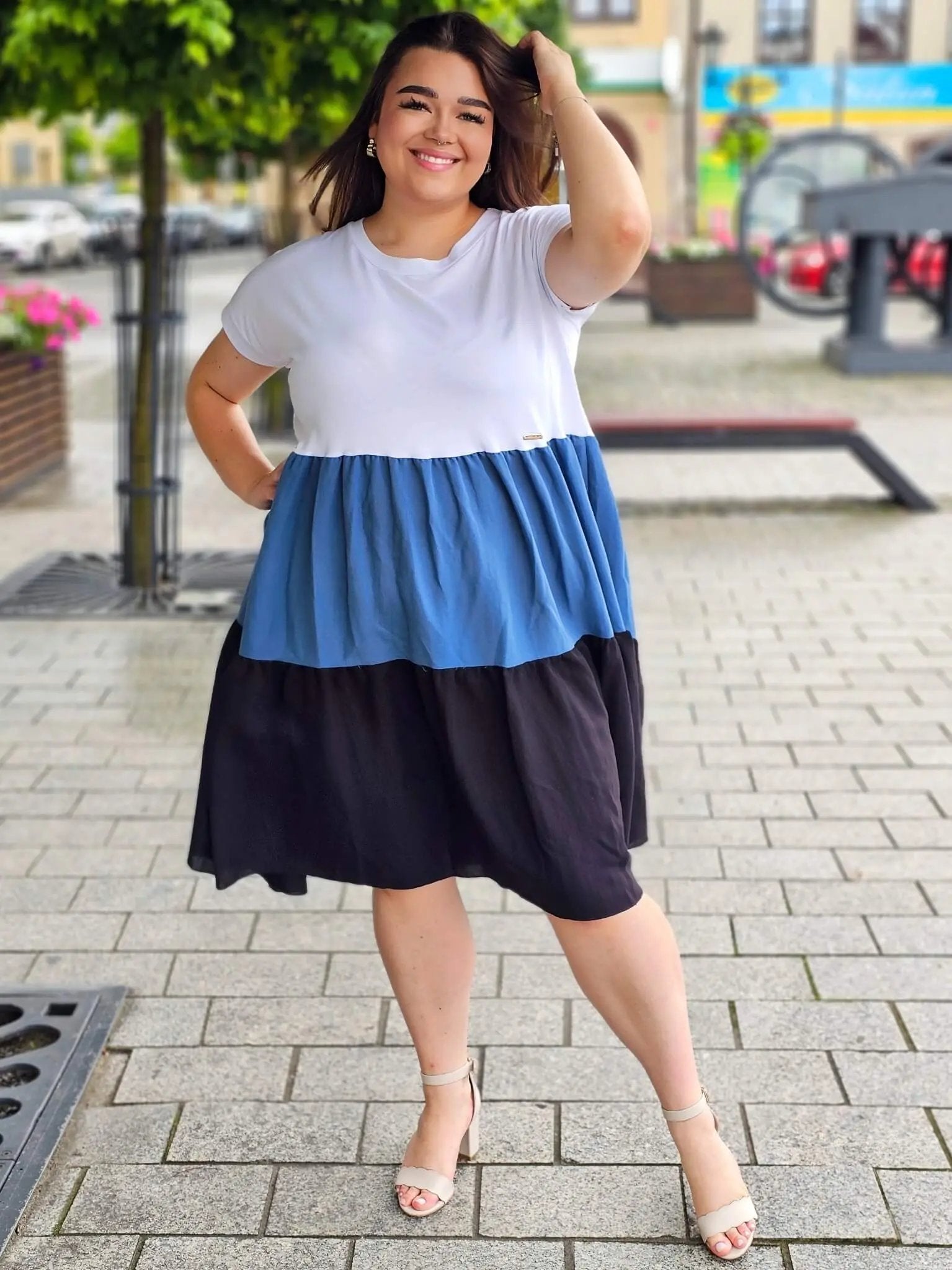 Sukienka z falbanowym dołem Stylowa XL