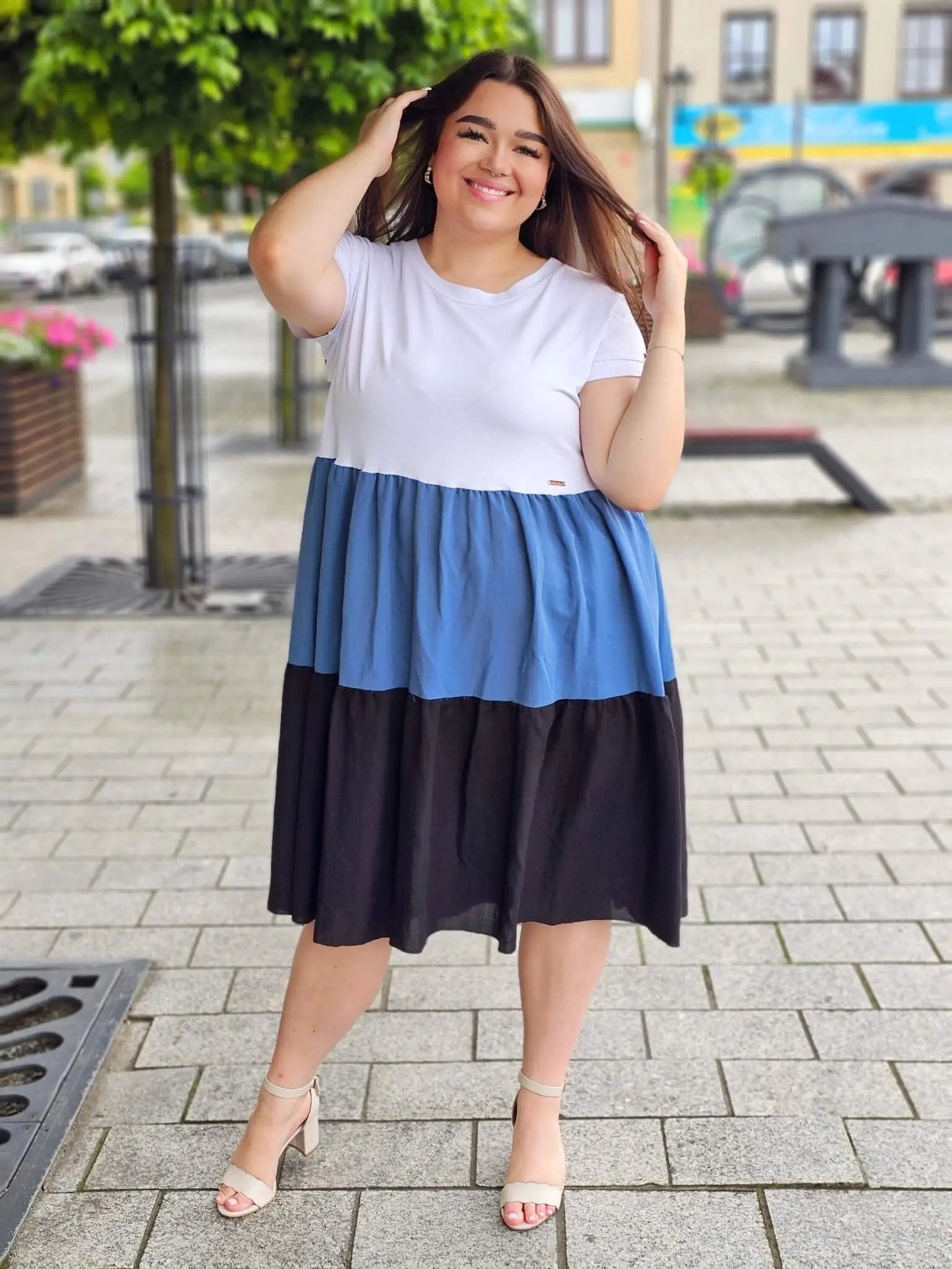 Sukienka z falbanowym dołem Stylowa XL