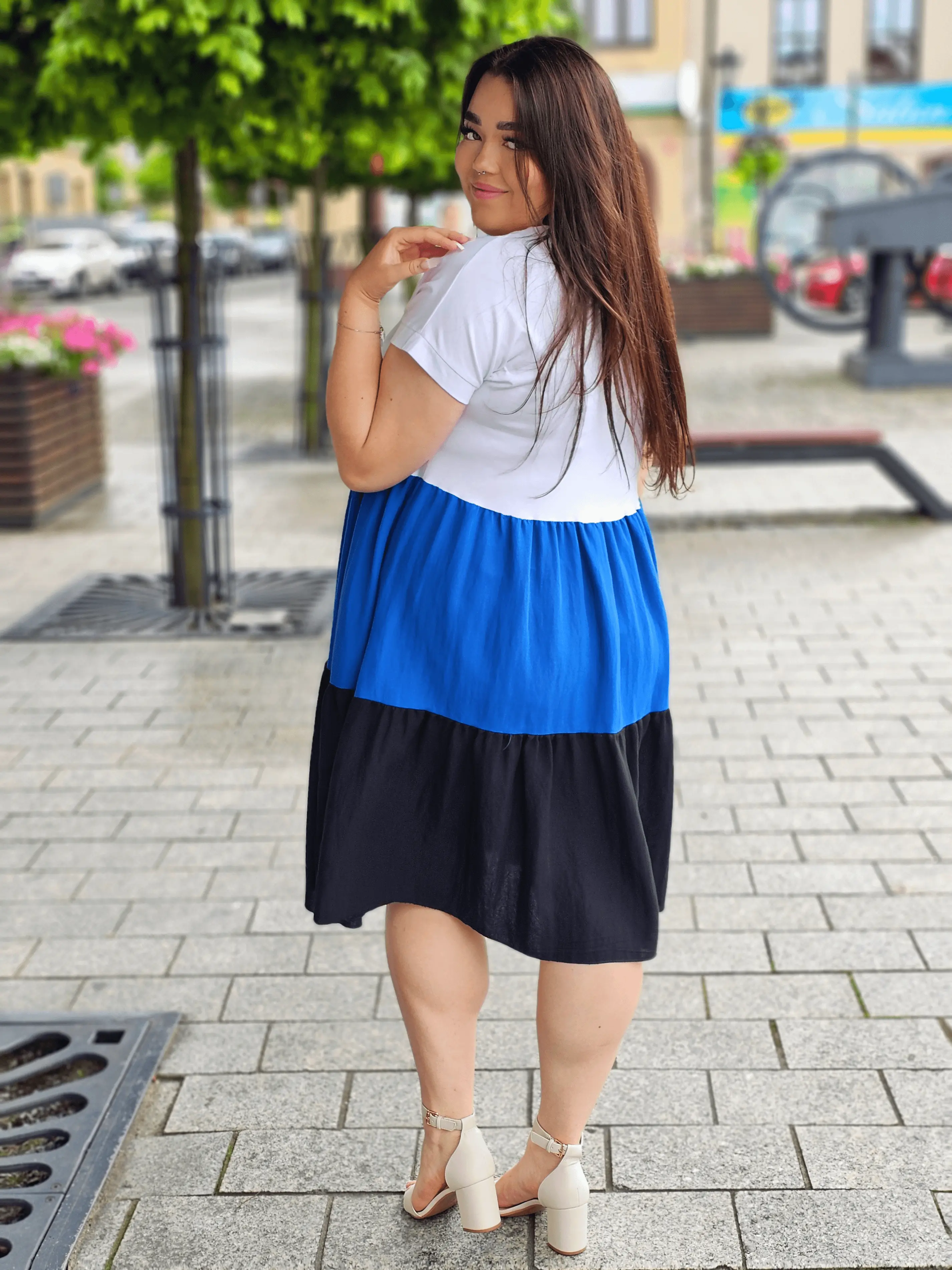 Sukienka z falbanowym dołem Stylowa XL