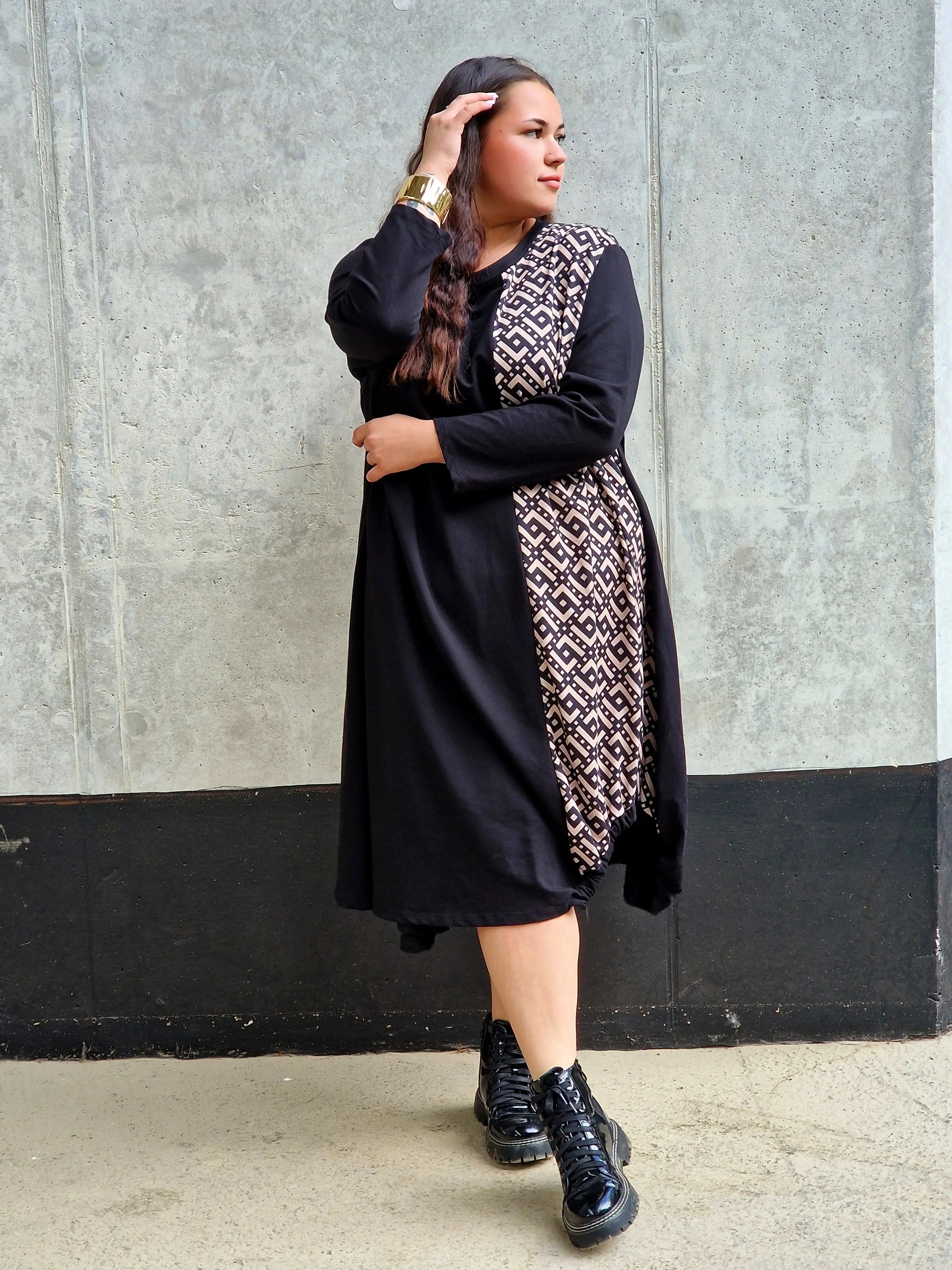 Sukienka z geometryczną wstawką Stylowa XL