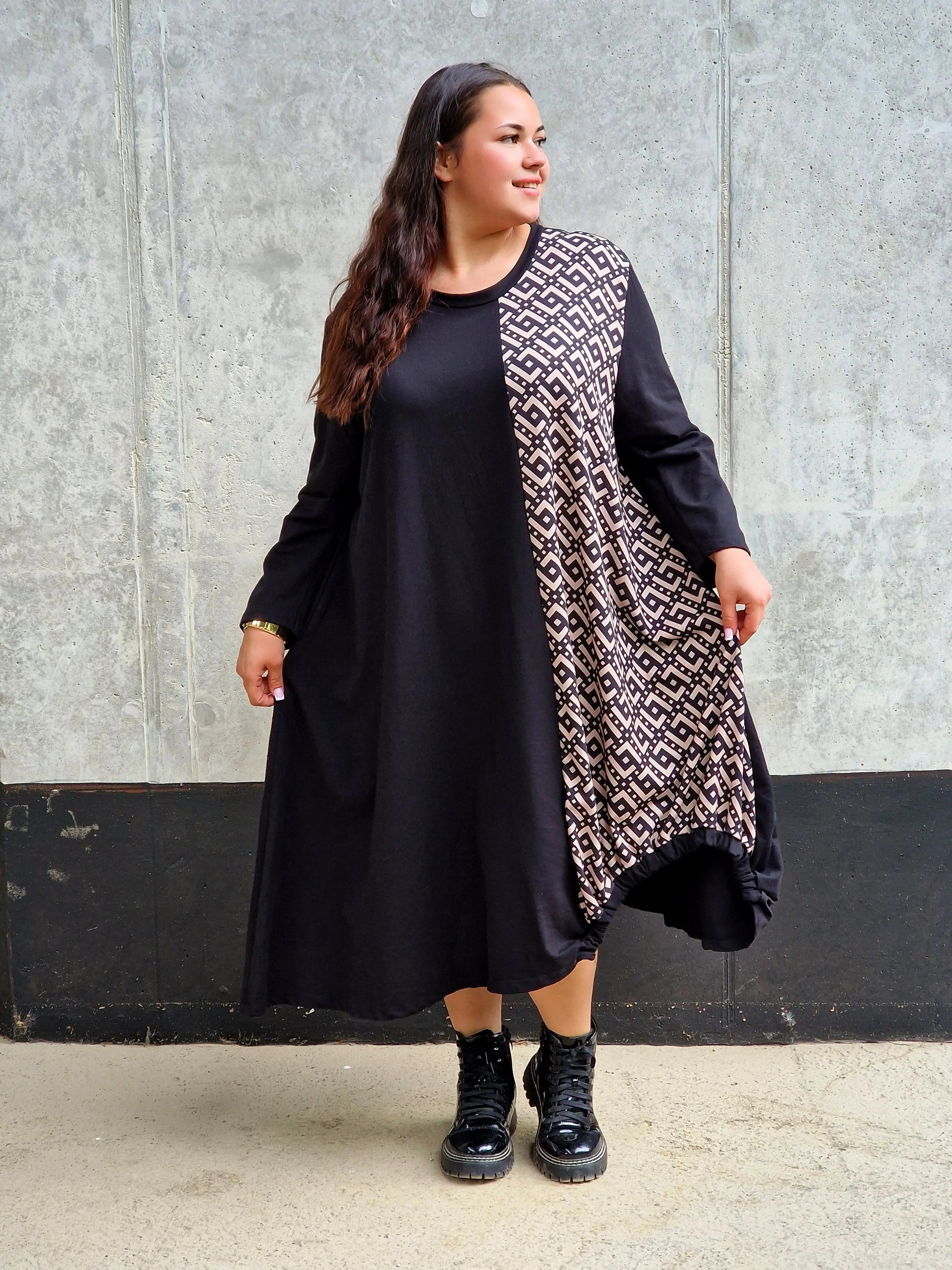 Sukienka z geometryczną wstawką Stylowa XL