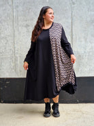 Sukienka z geometryczną wstawką Stylowa XL