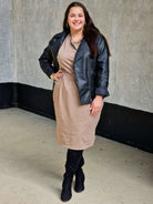 Sukienka z kieszeniami i paskiem – kobieca, wygodna, uniwersalna Stylowa XL