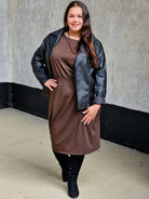 Sukienka z kieszeniami i paskiem – kobieca, wygodna, uniwersalna Stylowa XL