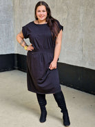 Sukienka z kieszeniami i paskiem – kobieca, wygodna, uniwersalna Stylowa XL