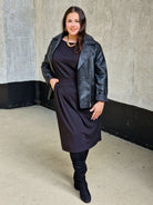 Sukienka z kieszeniami i paskiem – kobieca, wygodna, uniwersalna Stylowa XL