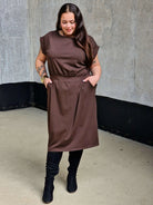 Sukienka z kieszeniami i paskiem – kobieca, wygodna, uniwersalna Stylowa XL