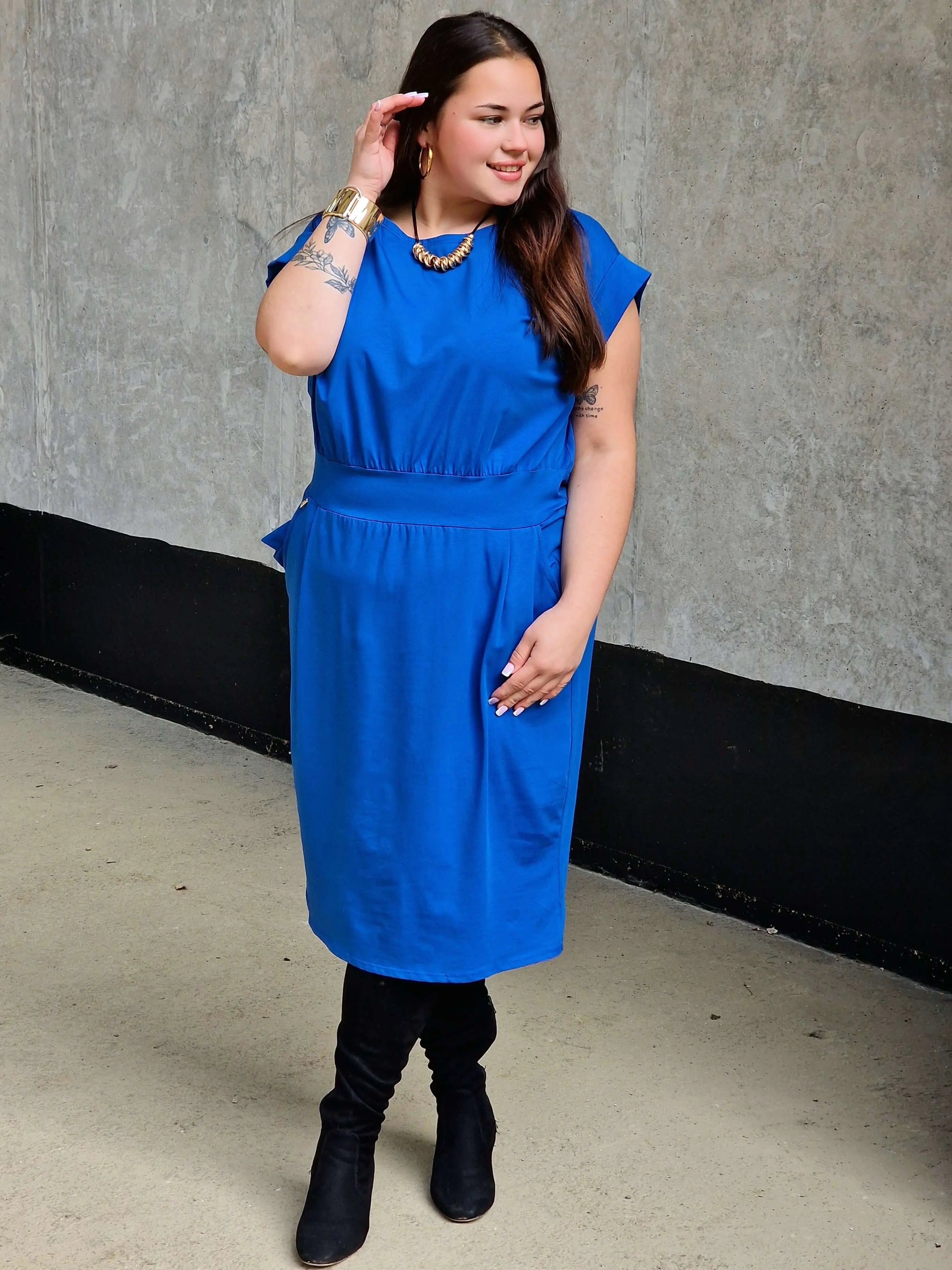 Sukienka z kieszeniami i paskiem – kobieca, wygodna, uniwersalna Stylowa XL