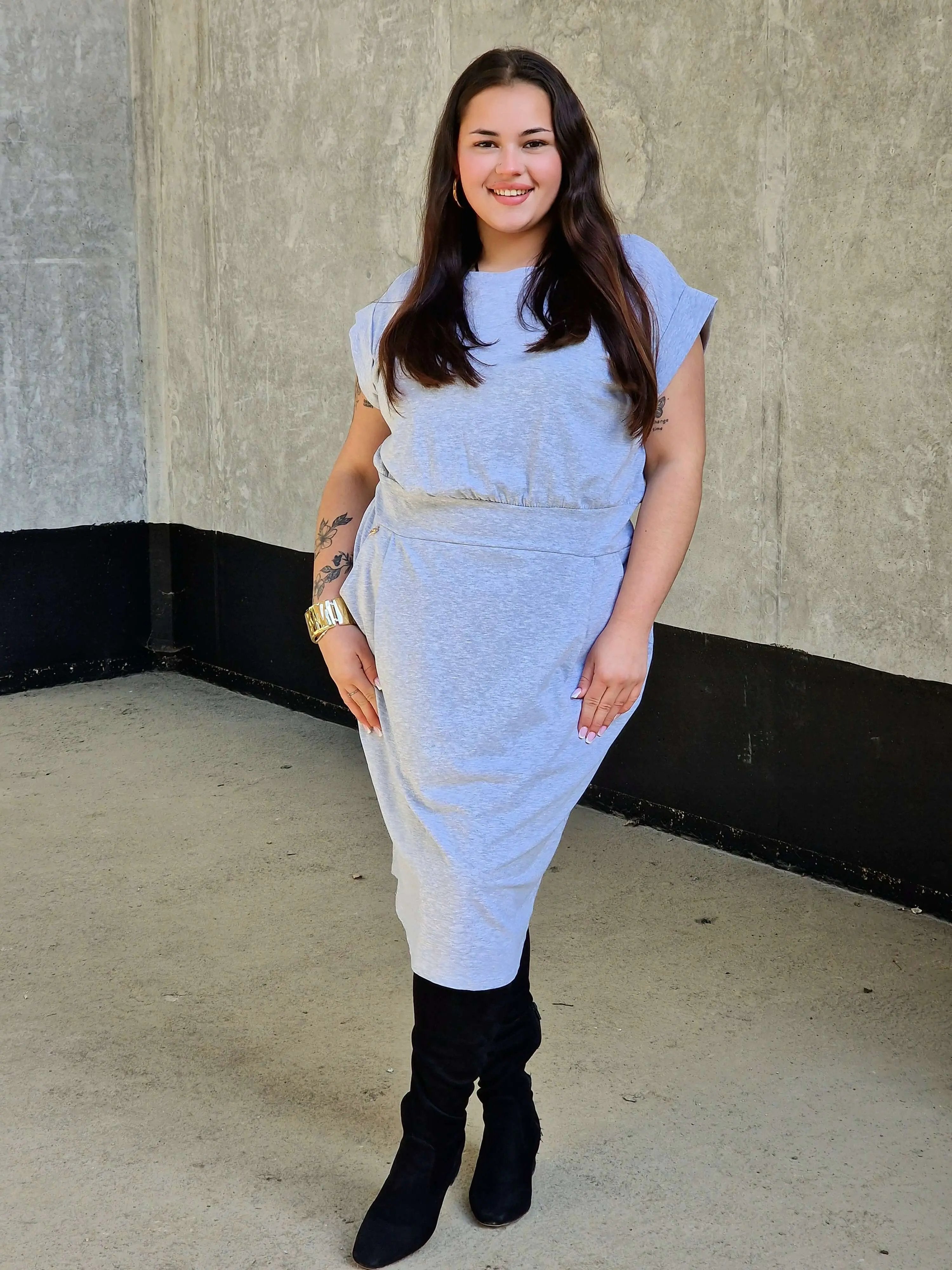 Sukienka z kieszeniami i paskiem – kobieca, wygodna, uniwersalna Stylowa XL