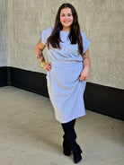 Sukienka z kieszeniami i paskiem – kobieca, wygodna, uniwersalna Stylowa XL