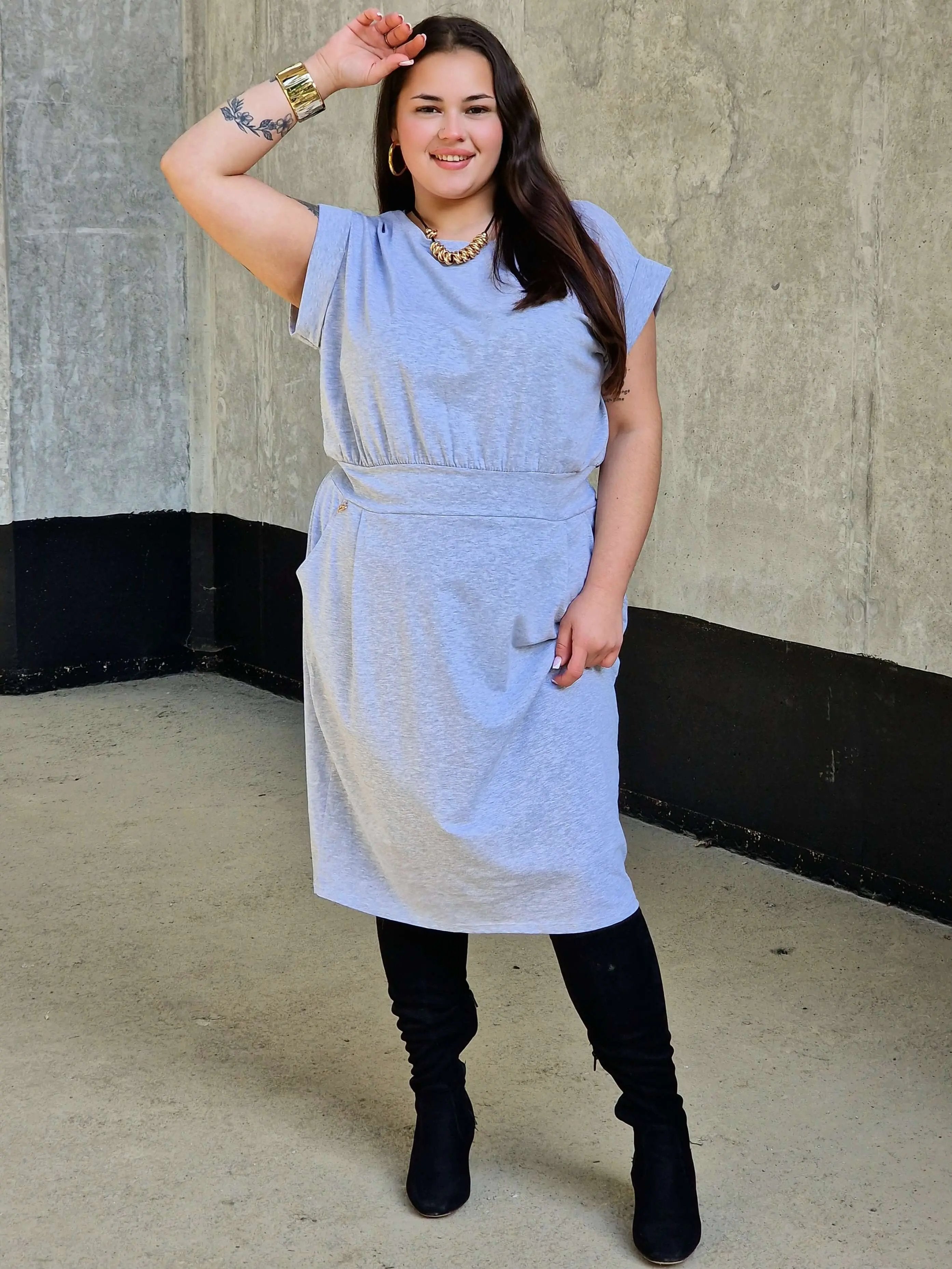 Sukienka z kieszeniami i paskiem – kobieca, wygodna, uniwersalna Stylowa XL