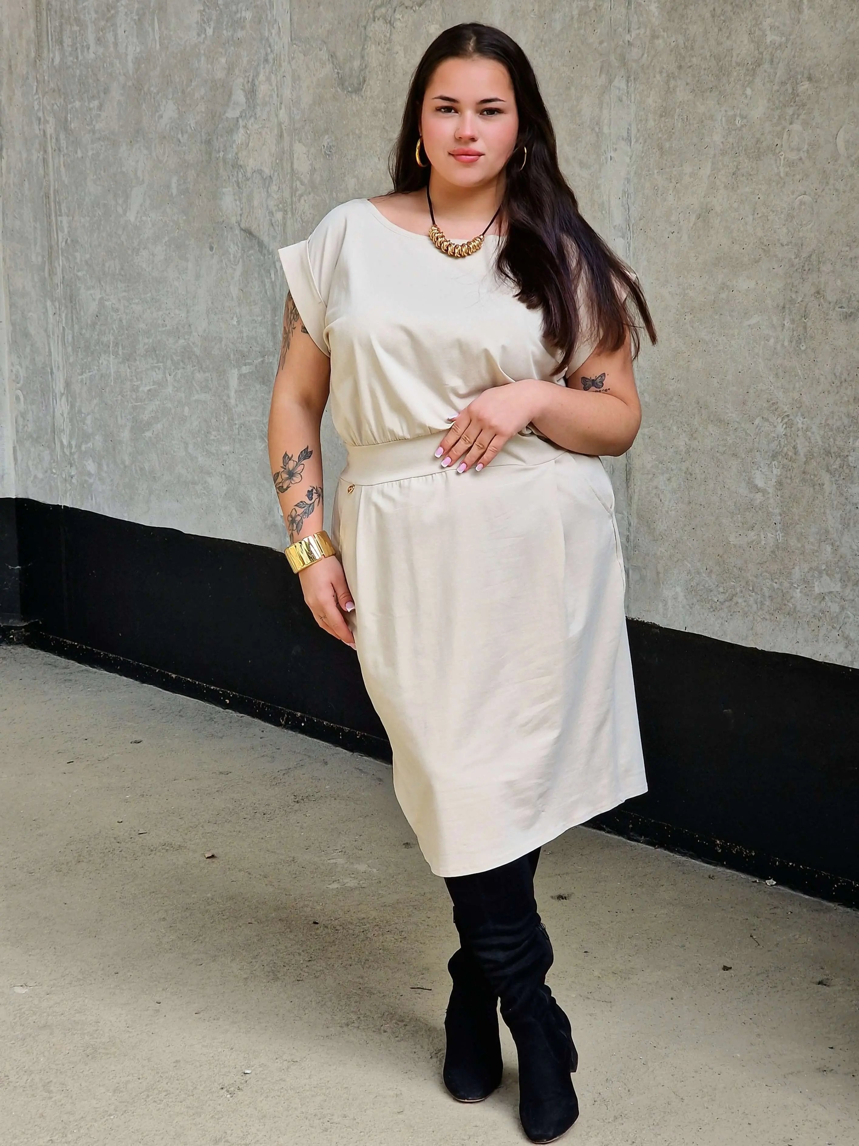 Sukienka z kieszeniami i paskiem – kobieca, wygodna, uniwersalna Stylowa XL