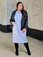 Sukienka z kieszeniami i paskiem – kobieca, wygodna, uniwersalna Stylowa XL