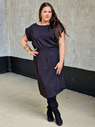 Sukienka z kieszeniami i paskiem – kobieca, wygodna, uniwersalna Stylowa XL