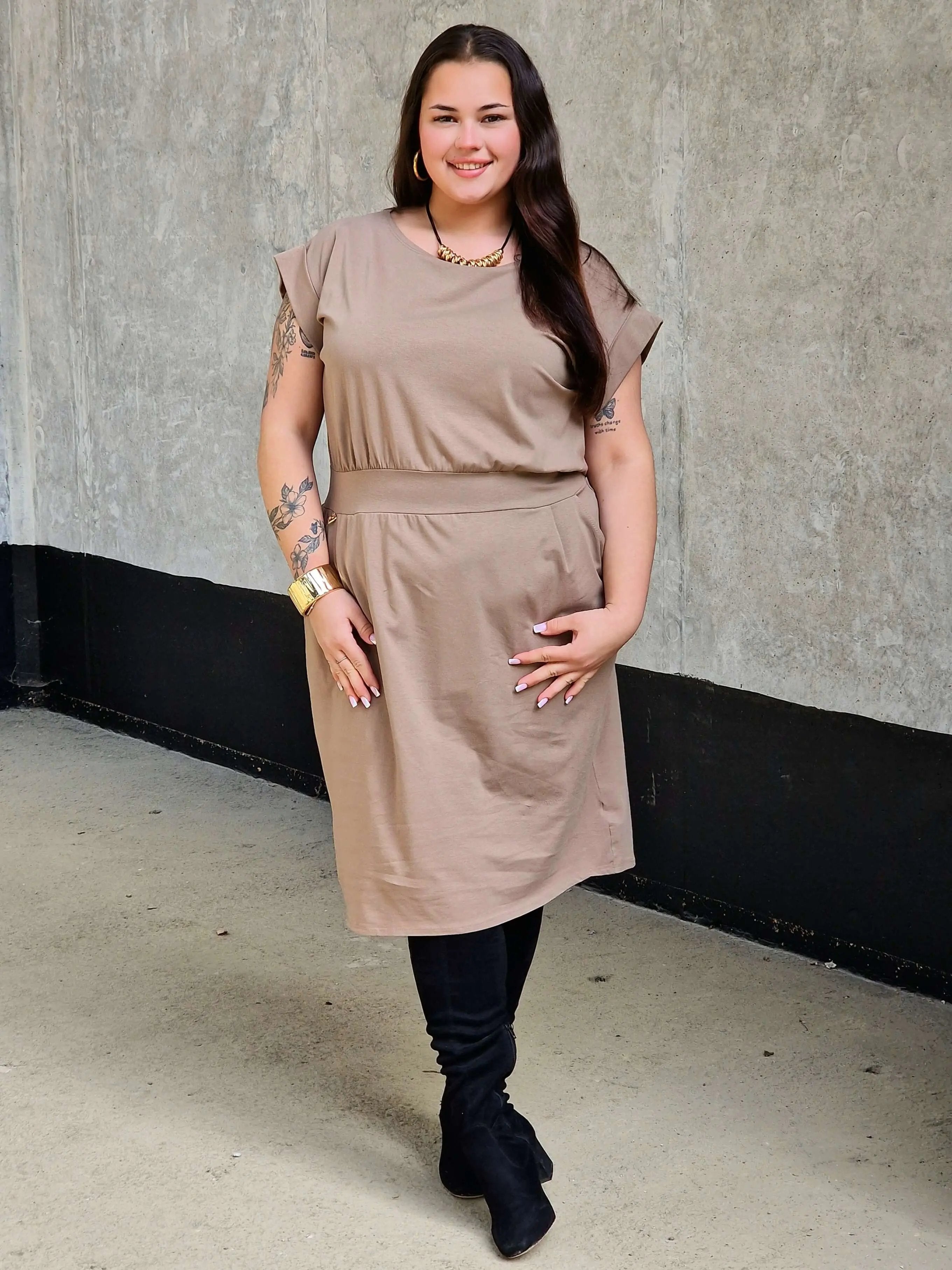 Sukienka z kieszeniami i paskiem – kobieca, wygodna, uniwersalna Stylowa XL