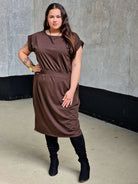 Sukienka z kieszeniami i paskiem – kobieca, wygodna, uniwersalna Stylowa XL