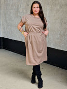 Sukienka z kieszeniami i paskiem – kobieca, wygodna, uniwersalna Stylowa XL