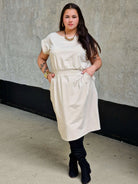 Sukienka z kieszeniami i paskiem – kobieca, wygodna, uniwersalna Stylowa XL