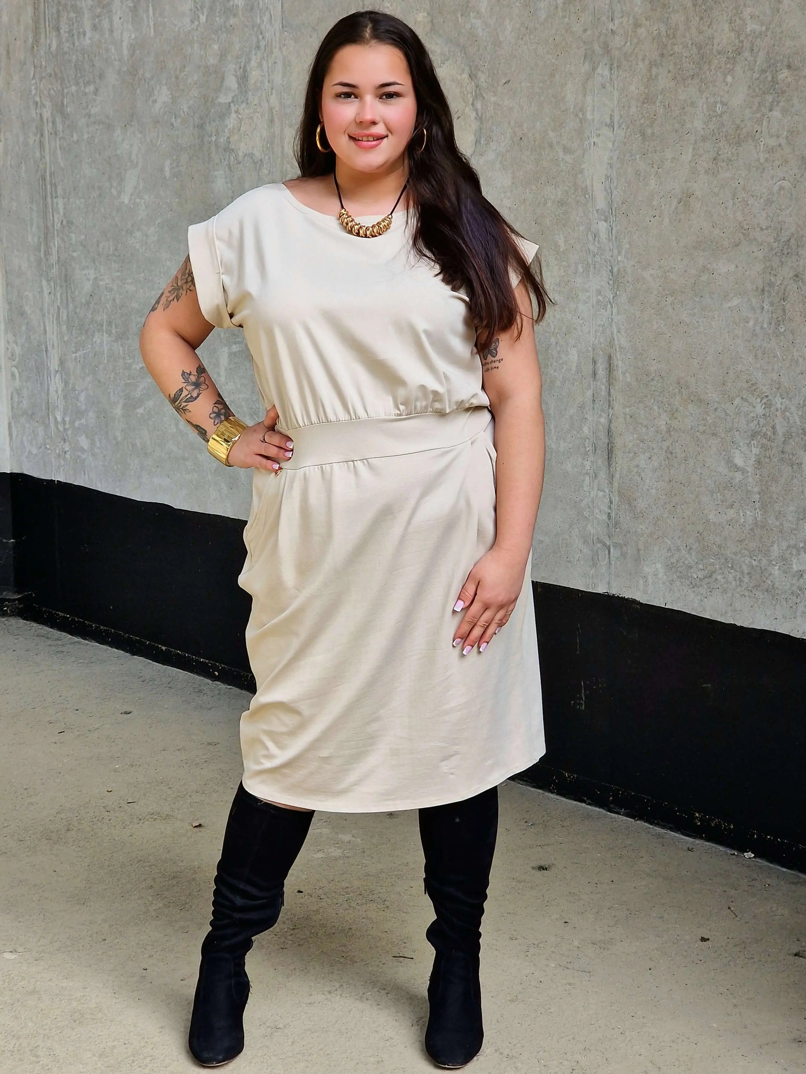 Sukienka z kieszeniami i paskiem – kobieca, wygodna, uniwersalna Stylowa XL