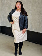 Sukienka z kieszeniami i paskiem – kobieca, wygodna, uniwersalna Stylowa XL