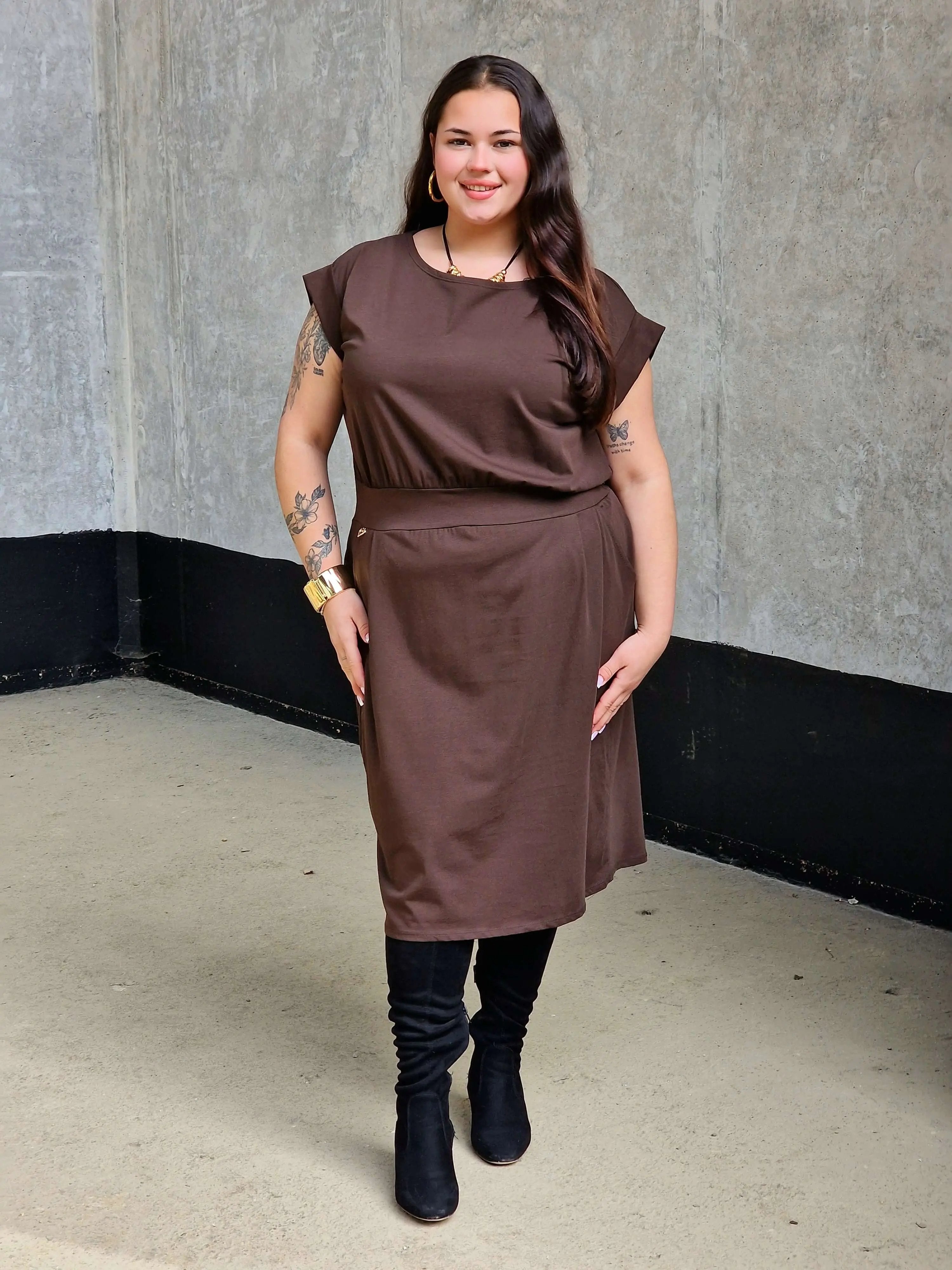 Sukienka z kieszeniami i paskiem – kobieca, wygodna, uniwersalna Stylowa XL