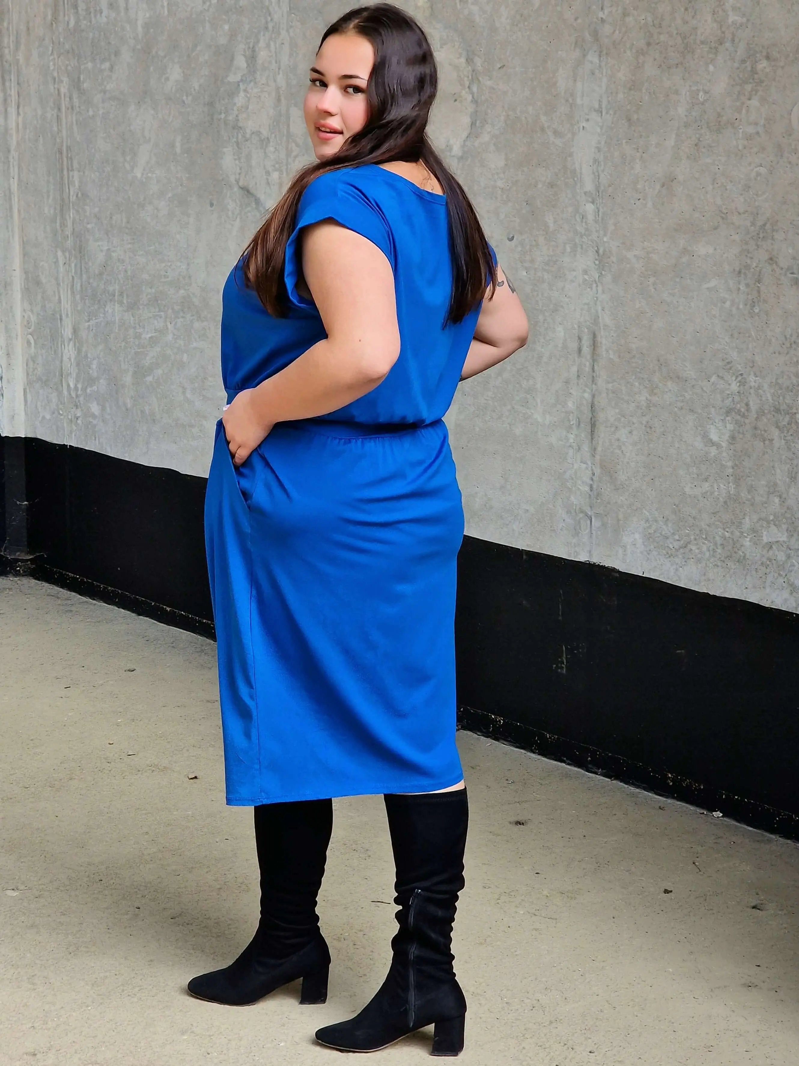 Sukienka z kieszeniami i paskiem – kobieca, wygodna, uniwersalna Stylowa XL