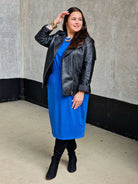 Sukienka z kieszeniami i paskiem – kobieca, wygodna, uniwersalna Stylowa XL