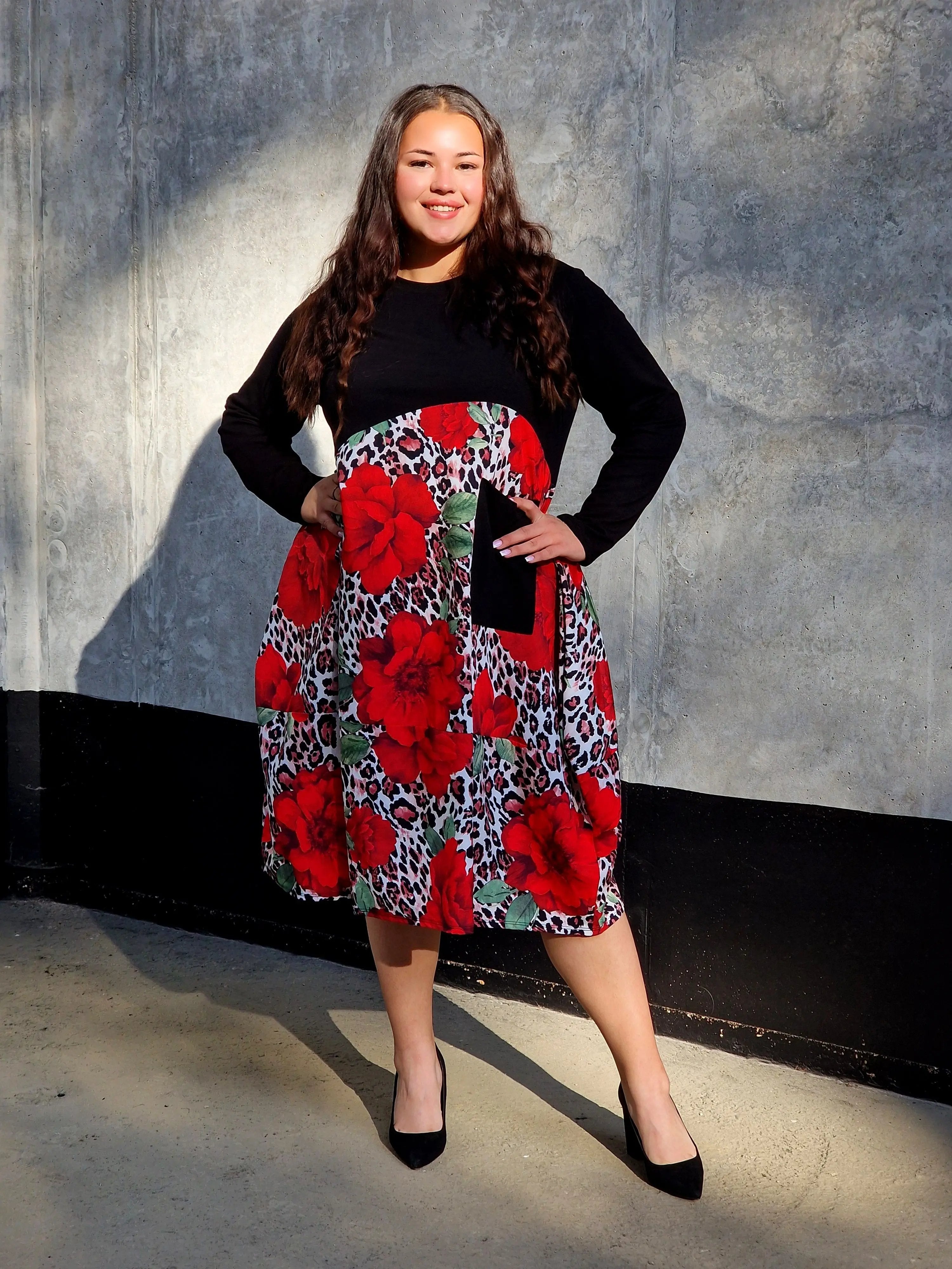 Sukienka z kwiatowym printem i kieszenią Stylowa XL