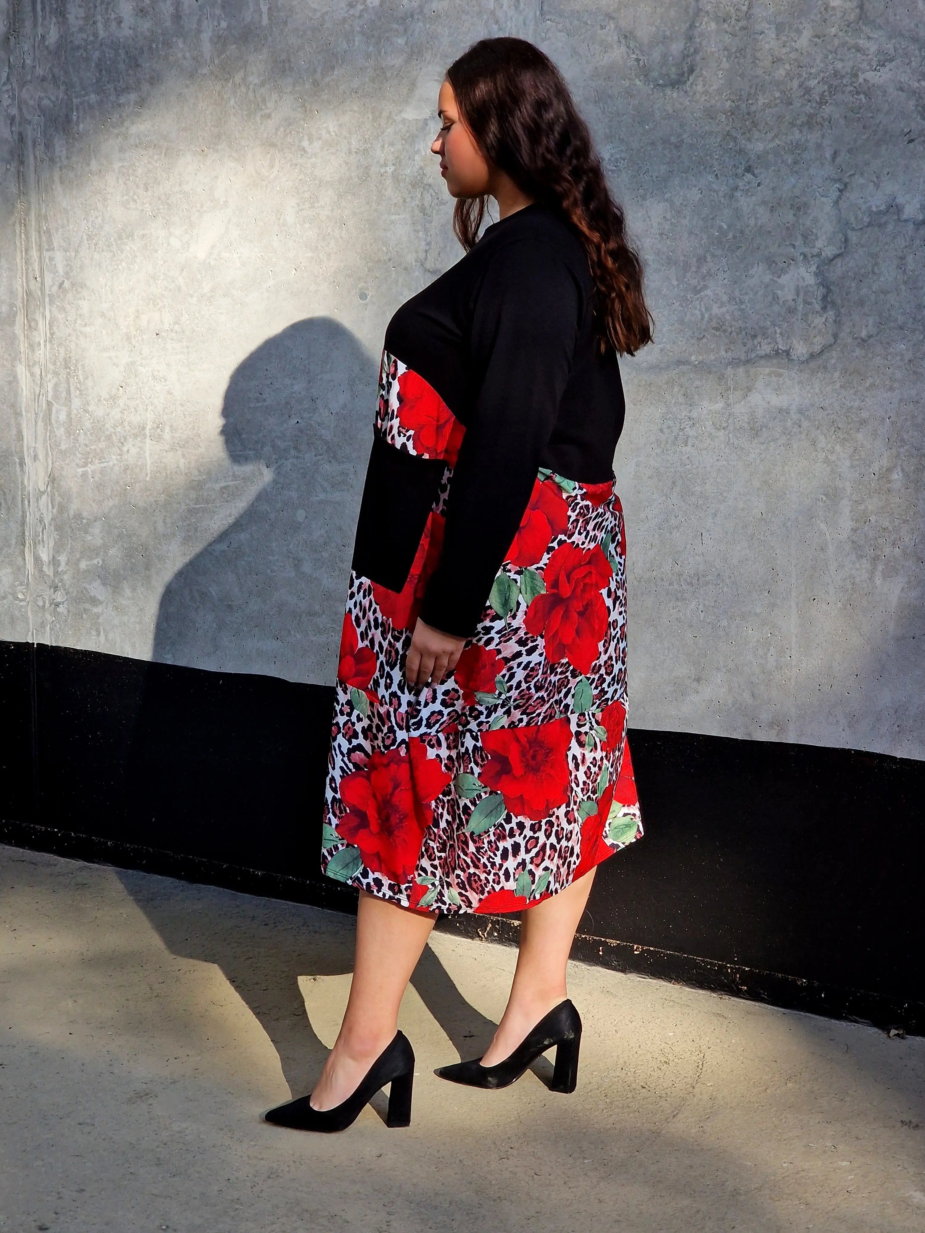 Sukienka z kwiatowym printem i kieszenią Stylowa XL