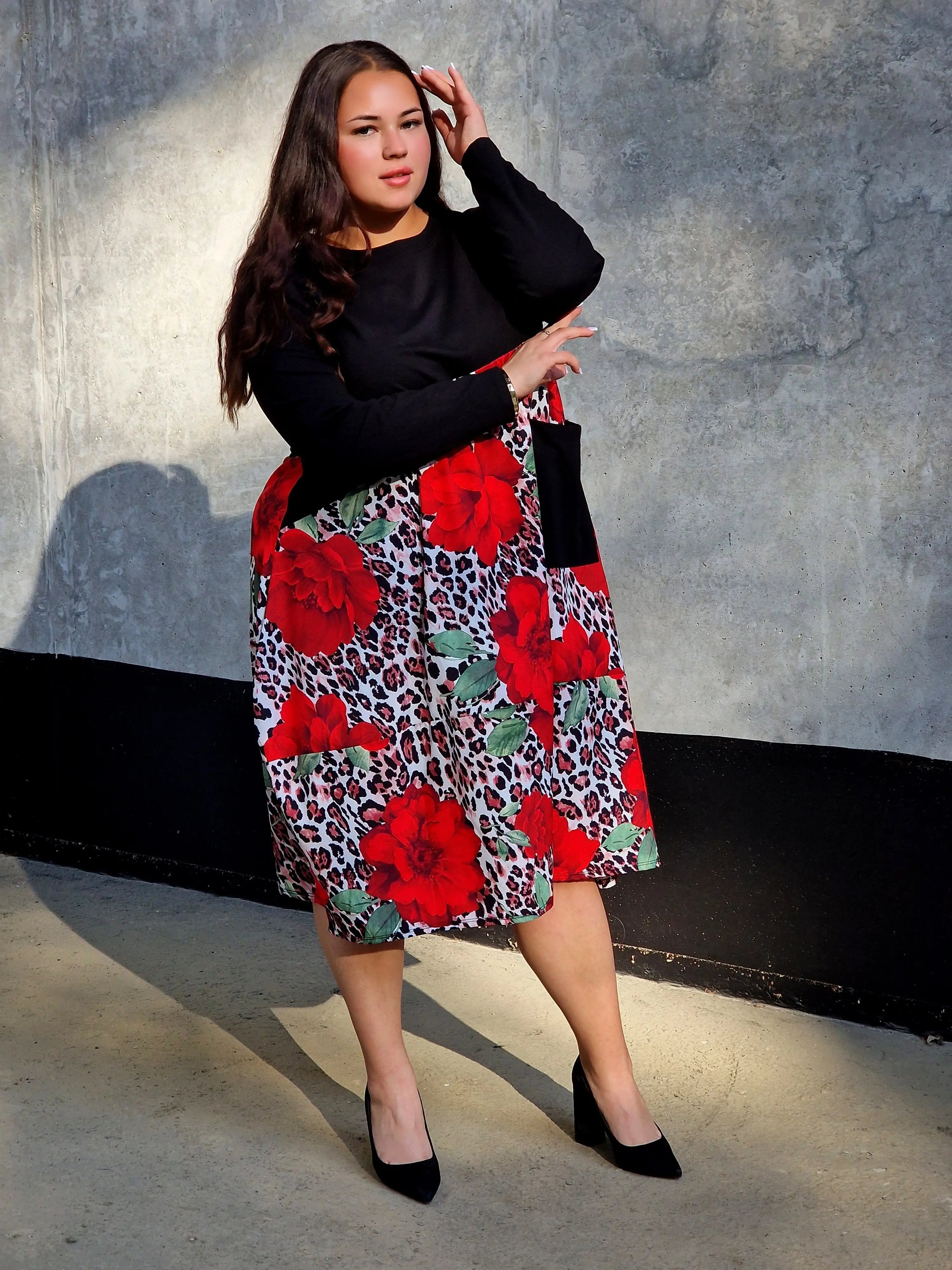 Sukienka z kwiatowym printem i kieszenią Stylowa XL