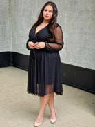 Sukienka z marszczeniem w talii i dekoltem w serek - w wielu kolorach Stylowa XL