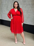 Sukienka z marszczeniem w talii i dekoltem w serek - w wielu kolorach Stylowa XL