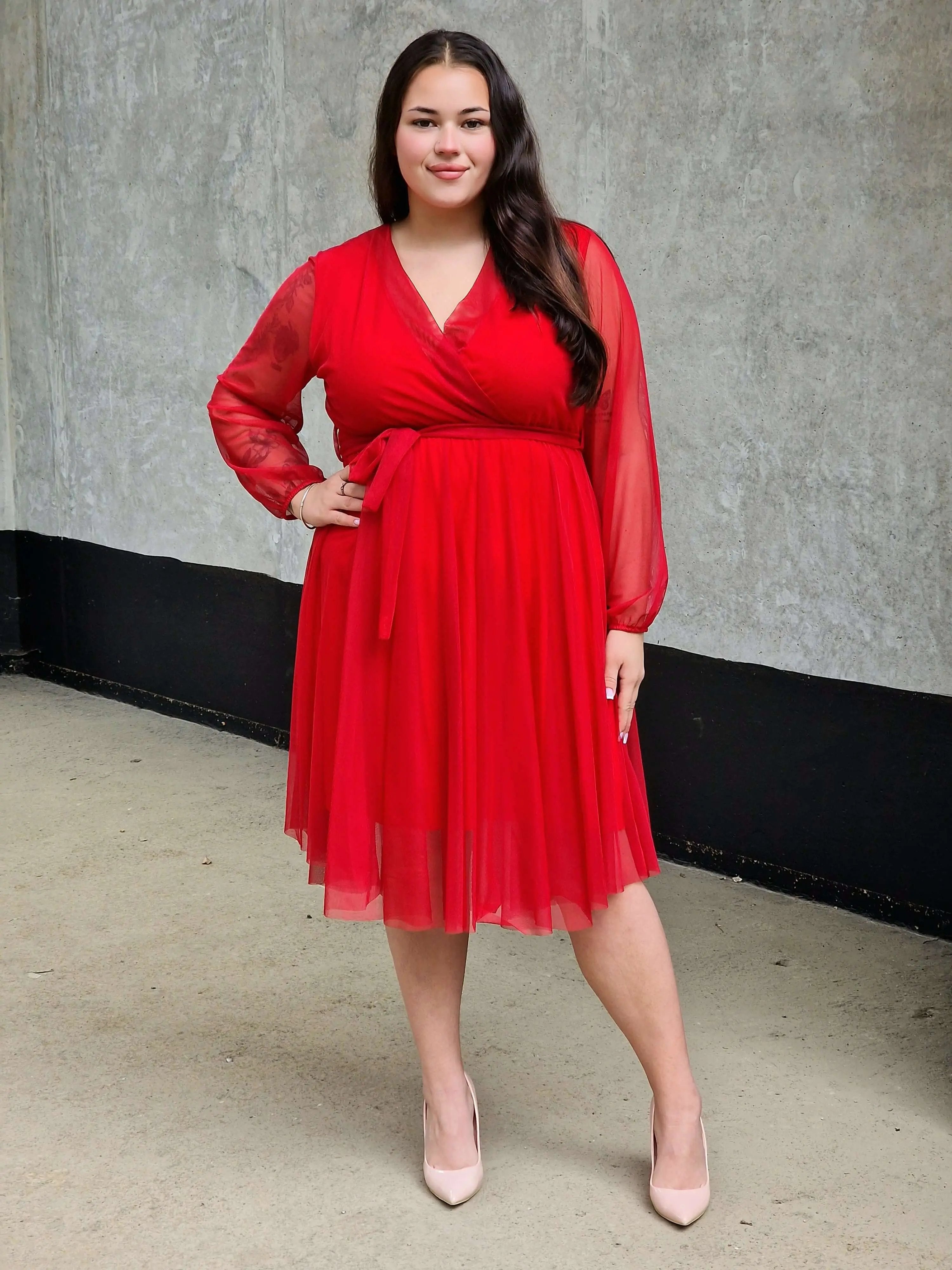 Sukienka z marszczeniem w talii i dekoltem w serek - w wielu kolorach Stylowa XL