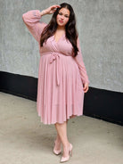 Sukienka z marszczeniem w talii i dekoltem w serek - w wielu kolorach Stylowa XL