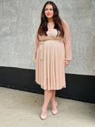 Sukienka z marszczeniem w talii i dekoltem w serek - w wielu kolorach Stylowa XL