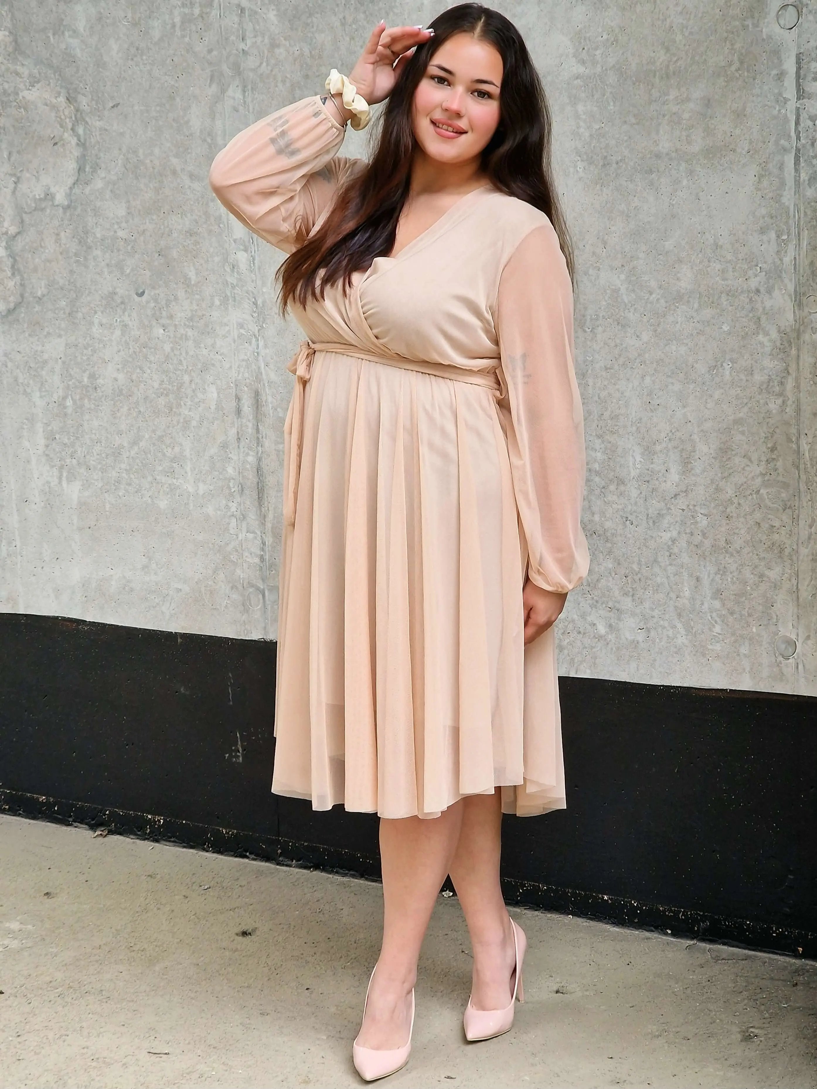 Sukienka z marszczeniem w talii i dekoltem w serek - w wielu kolorach Stylowa XL