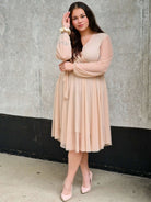 Sukienka z marszczeniem w talii i dekoltem w serek - w wielu kolorach Stylowa XL